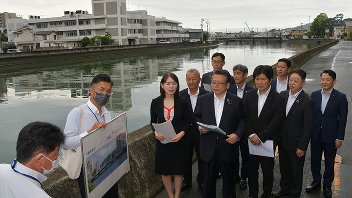 浸水被害２割減めざす／大口氏ら、巴川の治水対策を視察／静岡市